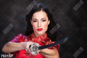 Tranh người đẹp cầm kiếm