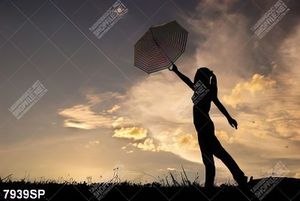 Tranh cô gái cầm chiếc ô đứng dưới trời