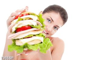 Tranh cô gái cầm bánh mỳ hambergo