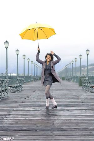Tranh cô gái che chiếc ô vàng