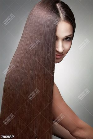 Tranh cô gái có mái tóc dài óng ả