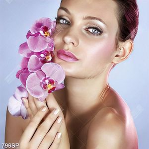 Tranh người mẫu spa bên cành hoa lan