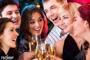 Tranh nhóm bạn trẻ cùng uống rượu