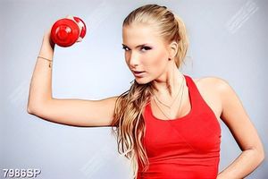 Tranh cô gái mặc áo đỏ