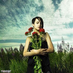 Tranh cô gái ôm bó hoa SP7995