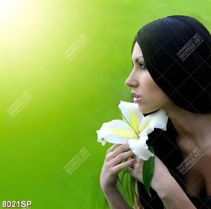 Tranh người đẹp cầm bông hoa ly trắng