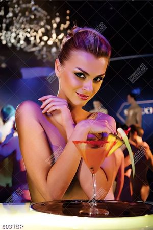 Tranh cô nàng gợi cảm ngồi trong quán bar