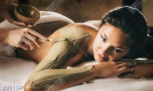 Tranh cô gái nằm chăm sóc body