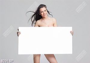 Tranh người mẫu cầm tấm bảng trắng