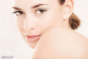 Tranh gương mặt cô gái trẻ
