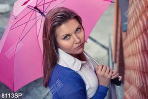 Tranh cô gái che chiếc ô hồng