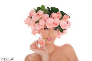 Tranh cô gái đội bông hoa hồng