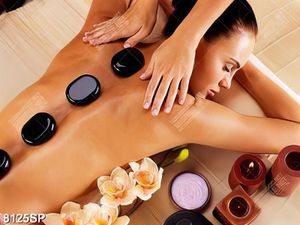 Tranh cô gái nằm massage đá nóng