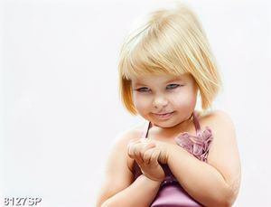 Tranh cô bé tóc vàng dễ thương