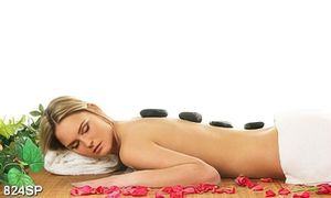 Tranh spa cô gái nằm thư giãn chườm đá nóng
