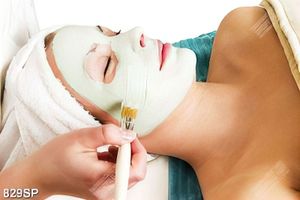 Tranh spa cô gái nằm chăm sóc da
