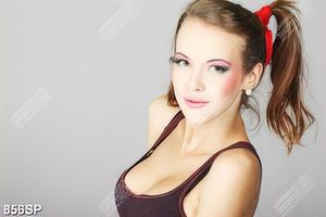 Tranh người mẫu makeup theo tông hồng treo spa