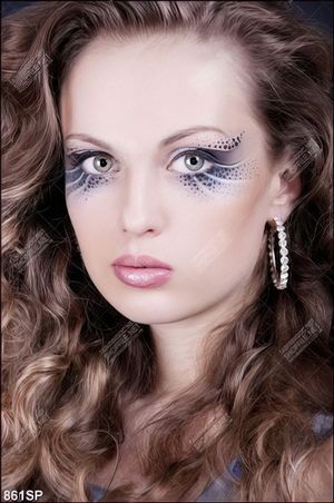 Tranh spa người mẫu makeup đôi mắt ấn tượng 
