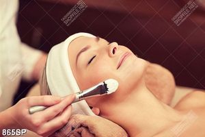 Tranh cô gái nằm  thư giãn chăm sóc da trong spa