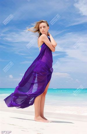 Tranh người mẫu bikini đứng bên bãi biển trang trí spa