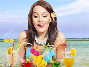 Tranh cô gái xinh đẹp với những ly coktail bên bãi biển