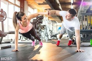 Tranh đôi trai gái tập thể thao trong phòng gym