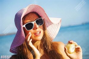 Tranh treo spa cô gái đón nắng bên bãi biển