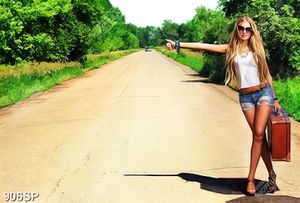 Tranh cô gái xinh đẹp đứng xin xe bên đường