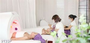 Tranh các cô gái nằm chăm sóc da trong spa