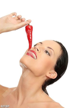 Tranh spa cô gái tạo dáng với trái ớt đỏ