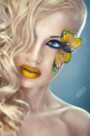 Tranh người mẫu với đôi mắt makeup ấn tượng trên tường spa