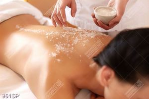 Tranh cô gái chăm sóc da trong spa