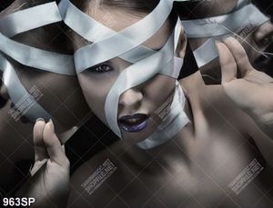 Tranh spa người mẫu cá tính tạo dáng bên tấm kính