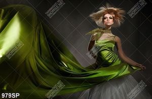 Tranh spa người mẫu với chiếc váy xanh ấn tượng