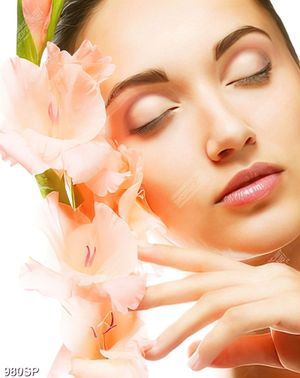 Tranh người đẹp nhắm mắt bên bông hoa nở treo spa