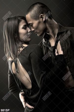 Đôi trai gái chụp ảnh nghệ thuật trang trí tường spa