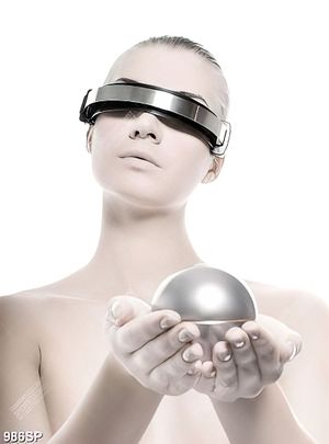 Tranh cô gái tạo dáng ấn tượng trên tường spa