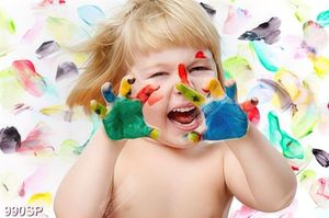 Tranh cậu bé nghịch sắc màu treo spa