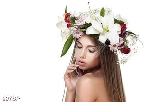 Tranh spa cô gái xinh đẹp đội hoa trên tóc