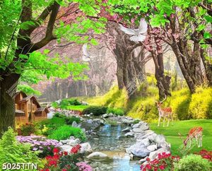 Tranh phong cảnh mùa xuân hoa đào nở rộ bên dòng suối